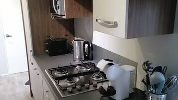 Een koelkast, een magnetron, een koffiezetapparaat/waterkoker