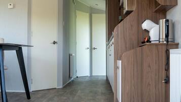 Réfrigérateur, micro-ondes, cafetiÚre/bouilloire, bouilloire électrique