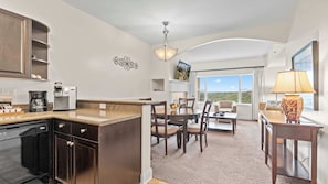 Lägenhet - flera sängar - balkong (Avila Serenity Suite) | Eget kök | Kylskåp, mikrovågsugn, ugn och spishäll