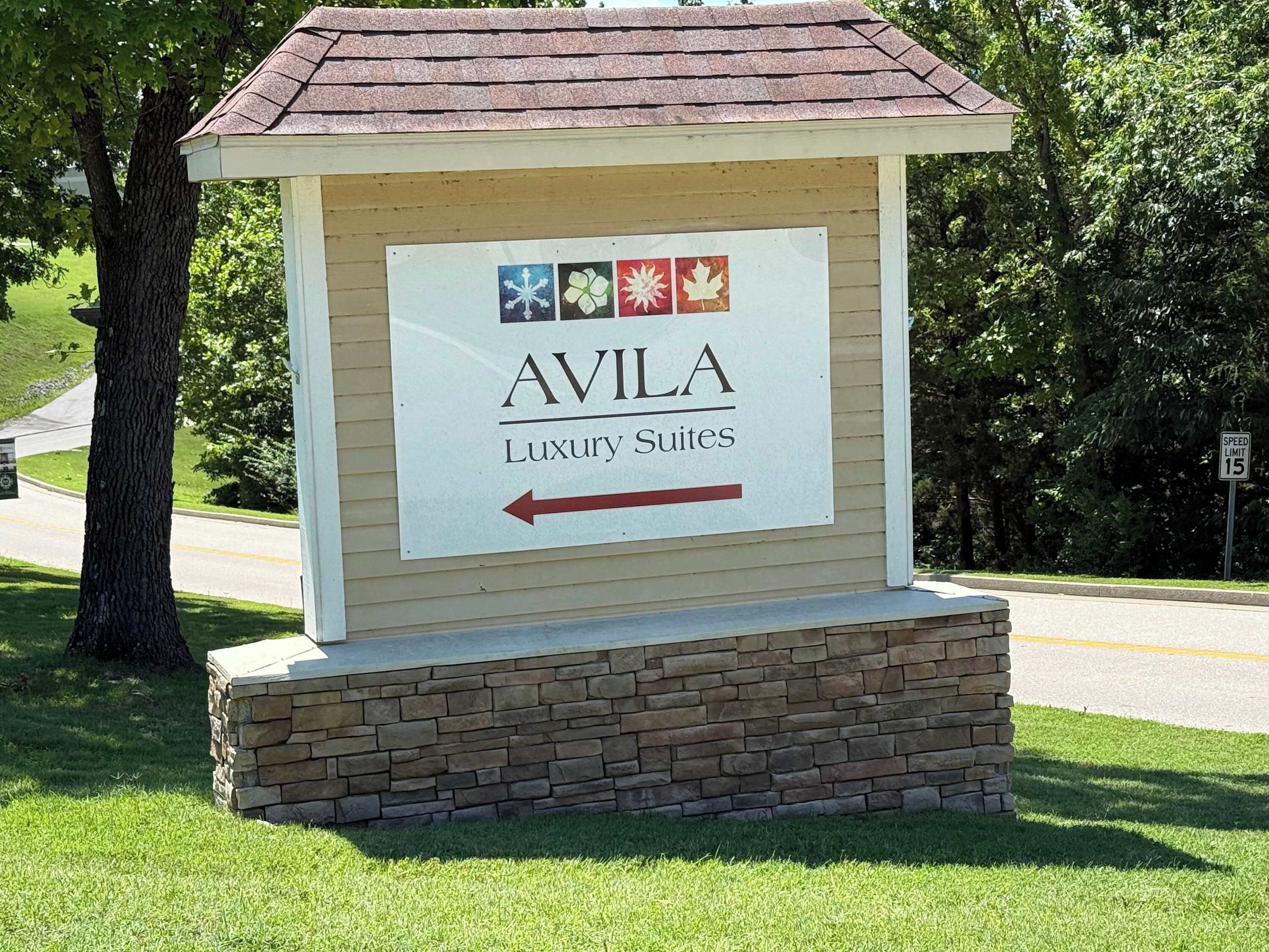 Un panneau indiquant l’emplacement des « AVILA Luxury Suites », avec une flèche directionnelle.