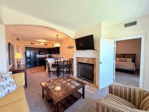 公寓客房, 多張床, 陽台 (Avila Serenity Suite) | 起居區 | 42-吋平面電視、數位頻道、壁爐