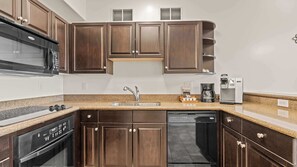 Appartamento, letti multipli, balcone (Avila Serenity Suite) | Cucina privata | Frigorifero, microonde, forno, piano cottura