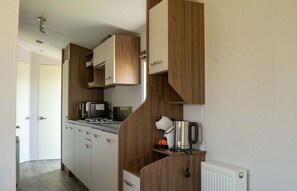 Refrigerador, microondas, cafetera/tetera, tetera/pava eléctrica