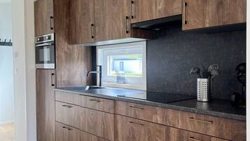 Coffee/tea maker, fridge, microwave, oven