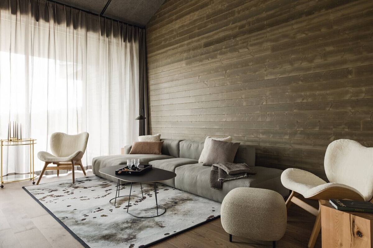 Flat-screen TV, fireplace
