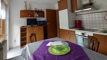 Jääkaappi, mikroaaltouuni, uuni, liesi