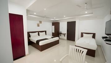 Standard Triple Room | Ruang kerja komputer riba, Wi-fi percuma, cadar katil