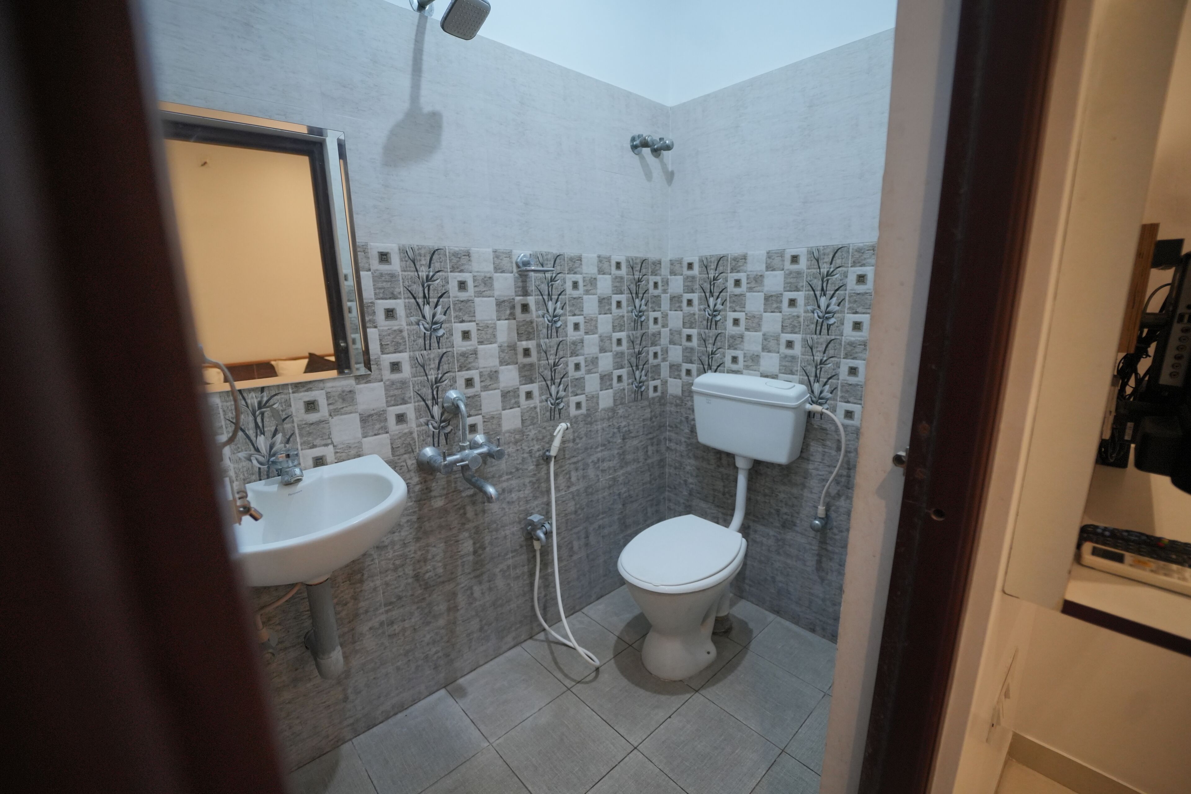 Chuveiro, chuveiro com efeito de chuva, produtos de toalete grátis 