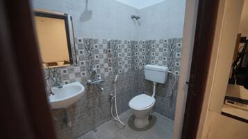 Chuveiro, chuveiro com efeito de chuva, produtos de toalete grátis