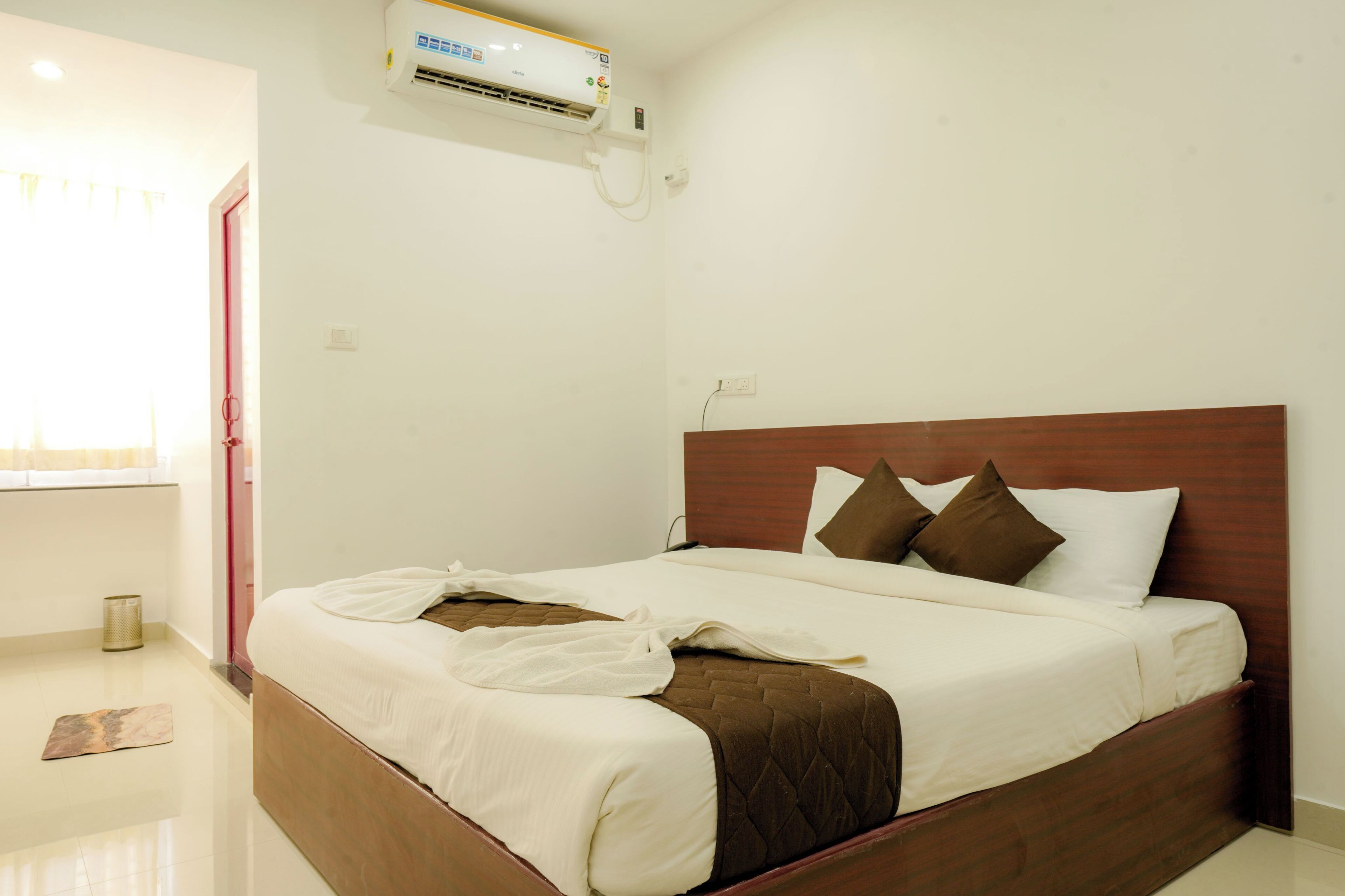 Triple Room With Garden View | Laptop workspace, free WiFi, bed sheets
