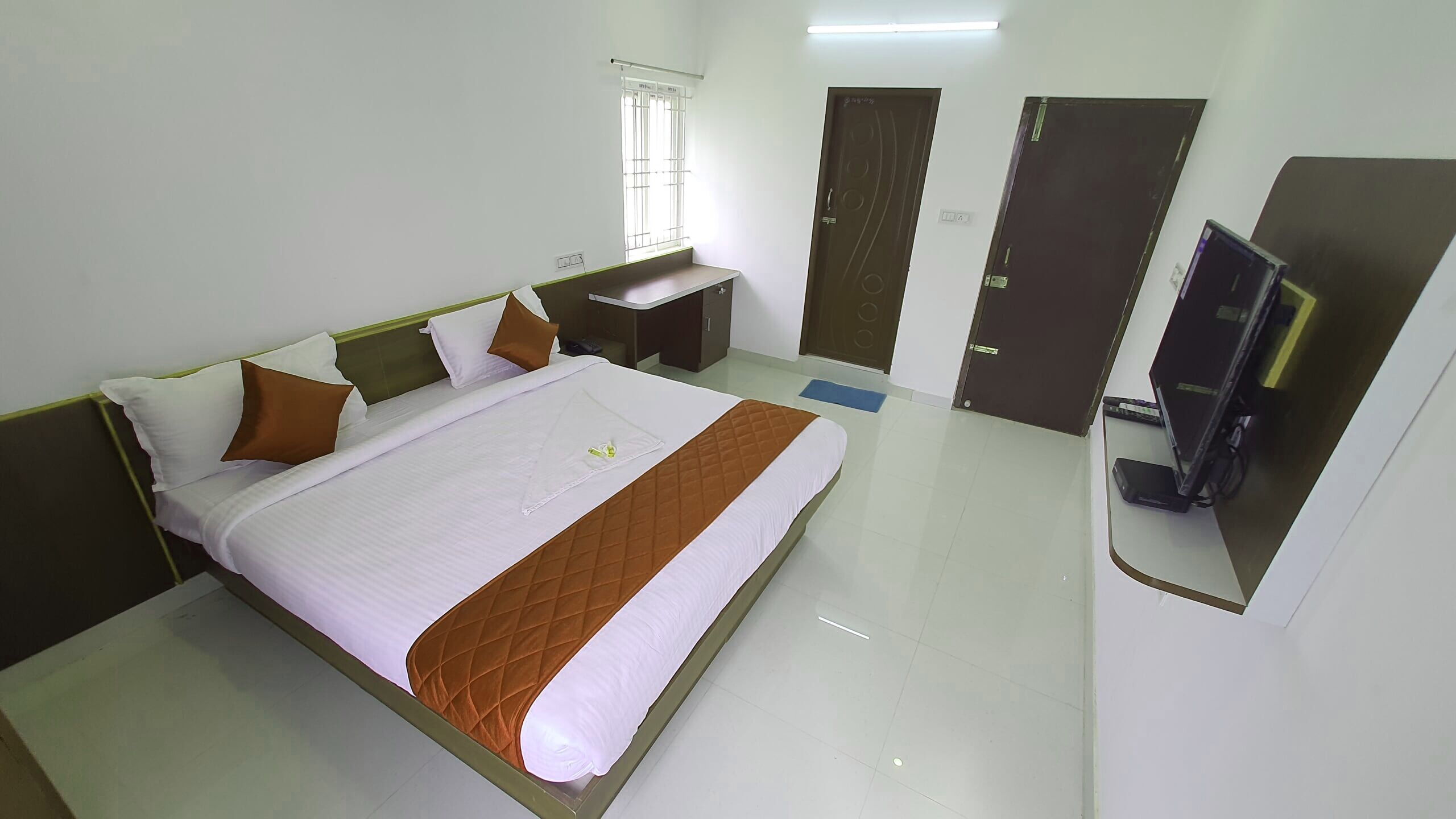 One-Bedroom Apartment with City View | Laptop workspace, free WiFi, bed sheets