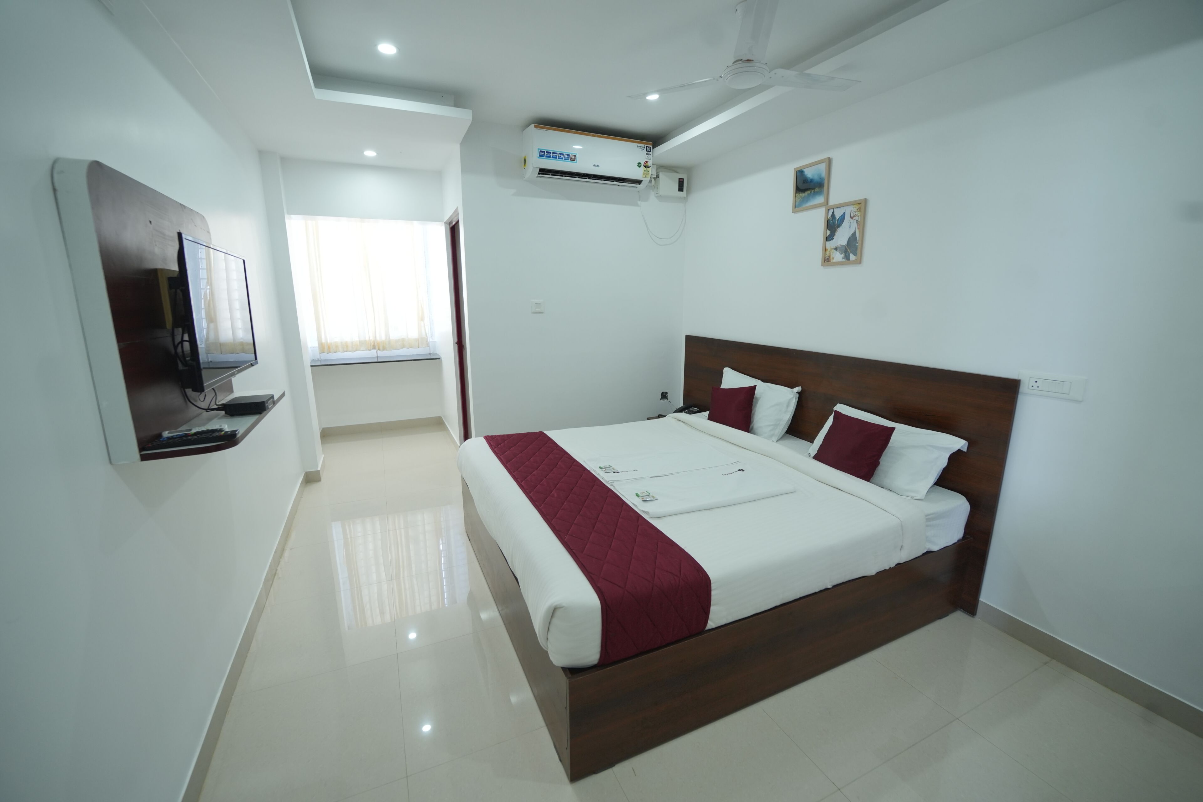 Double Room With Garden View | Laptop workspace, free WiFi, bed sheets