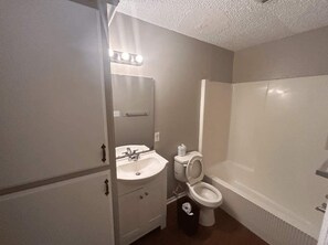Shower, towels - Bright & Cozy 1BR Apartment by Fort Sill (Lawton)