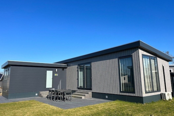 Front and garden of Holiday Park De Zeeuwse Parel - De Zeester