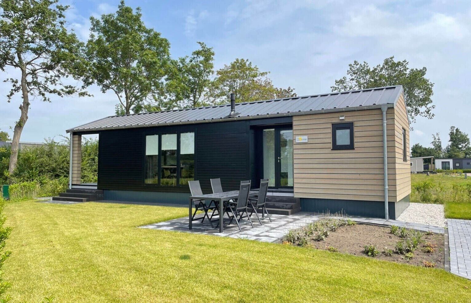 Front and garden of Holiday Park De Zeeuwse Parel - De Parel