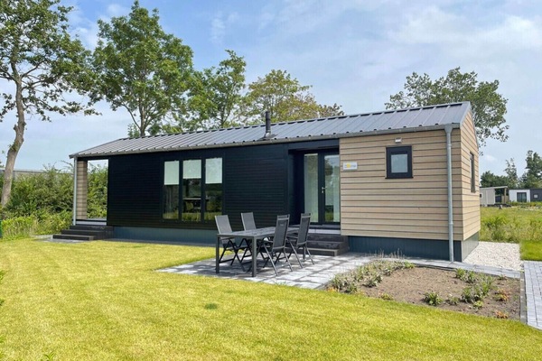 Front and garden of Holiday Park De Zeeuwse Parel - De Parel