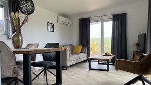 Una sala de estar moderna con un sofá, una mesa de centro y una mesa de comedor.