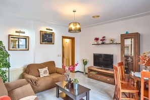 TV - Holiday Home 'Casa Filo Mountain Views' with Mountain View, Wi-Fi & Air Conditioning (Rute)