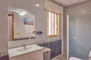 Shower, hair dryer, towels - Holiday Home 'Casa Filo Mountain Views' with Mountain View, Wi-Fi & Air Conditioning (Rute)