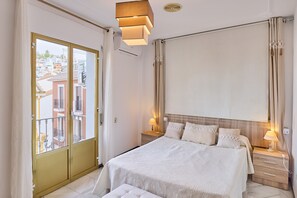 3 habitaciones, tabla de planchar con plancha, wifi y ropa de cama 