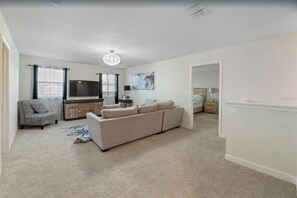 Villa, 6 Bedrooms | Living area