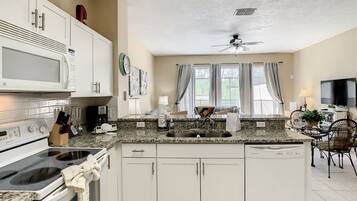 Byhus - 3 soveværelser | Privat køkken | Køleskab, ovn, brødrister