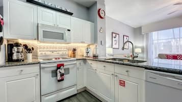 Stadtwohnung, 3 Schlafzimmer | Eigene Küche | Kühlschrank, Ofen, Wasserkocher mit Kaffee-/Teezubehör, Toaster