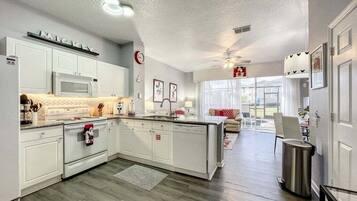 Stadtwohnung, 3 Schlafzimmer | Eigene Küche | Kühlschrank, Ofen, Wasserkocher mit Kaffee-/Teezubehör, Toaster