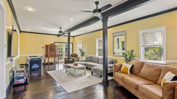 Rumah, beberapa kamar | Area keluarga | Smart TV