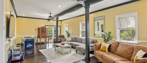 Casa, varias habitaciones | Área de sala de estar | Smart TV