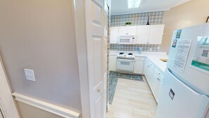 Condo, 2 Bedrooms | Private kitchen | Fridge, oven, coffee/tea maker, toaster