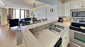 コンドミニアム 2 ベッドルーム | 専用キッチン | 冷蔵庫、オーブン、コーヒー / ティーメーカー、トースター