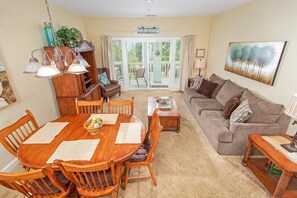 コンドミニアム 2 ベッドルーム | リビング エリア