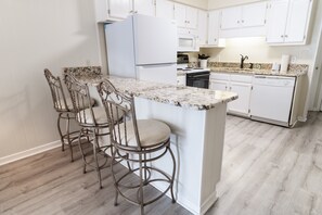 Appart'hôtel, 2 chambres | Cuisine privée | Réfrigérateur, four, cafetière/bouilloire, grille-pain