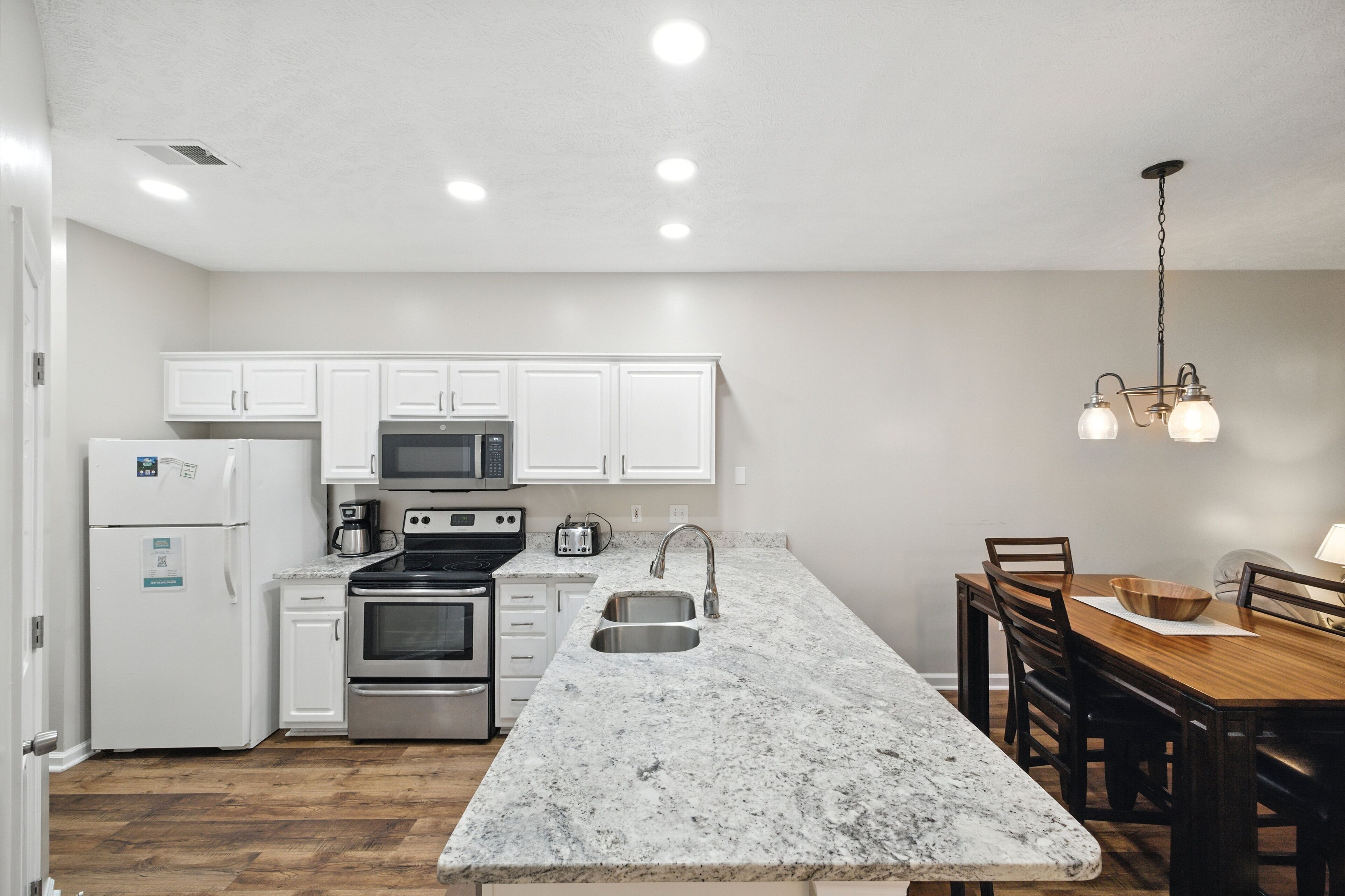 Condo, 2 habitaciones | Cocina privada | Refrigerador, horno, cafetera y tetera y tostadora 