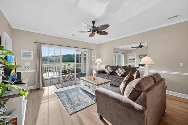 Condo, 2 chambres | Aire de séjour