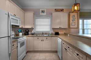 Condo, 3 Bedrooms | Private kitchen