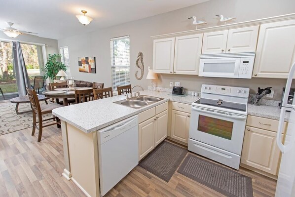 Condo, 2 Bedrooms | Private kitchen