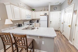 Appart'hôtel, 2 chambres | Cuisine privée | Réfrigérateur, four, cafetière/bouilloire, grille-pain