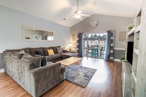 Appart'hôtel, 2 chambres | Coin séjour