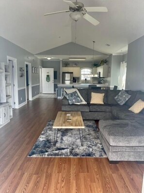 Appart'hôtel, 2 chambres | Coin séjour