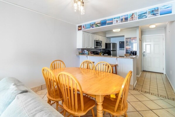 Condo, 2 Bedrooms | Dining