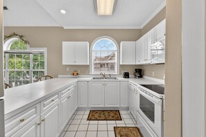 Private kitchen - Magnolia Place 4773-304 2 Bedroom Condo (Myrtle Beach)