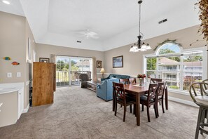 Condo, 2 chambres | Aire de séjour