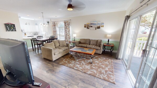 Condo, 2 Bedrooms | Living area