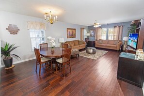 Condo, 3 Bedrooms | Living area