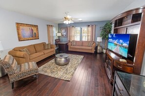Condo, 3 Bedrooms | Living area