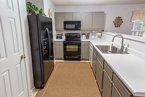 Condo, 3 Bedrooms | Private kitchen