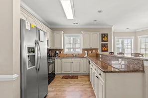 Condo, 3 Bedrooms | Private kitchen