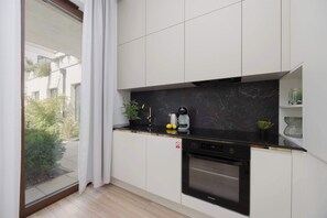 Réfrigérateur, four à micro-ondes, un four, surface de cuisson